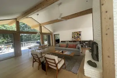 Image de Airy, modern 4-bedroom house close to beautiful bay beaches and the ocean.