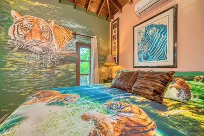 Image de Three Bedroom Condo - This half of the castle sleeps up to 17 guests