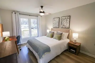 Image de Gorgeous Park View Townhome - Close to Ncsu, Pnc, Carter Finley & Downtown