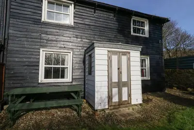 Chenies, pet friendly, character holiday cottage in Preston