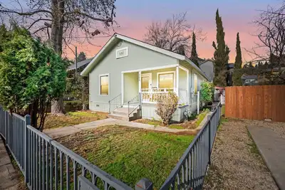 Image de Adorable single level downtown Bungalow