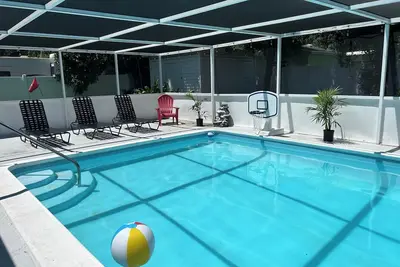 Image de New Remodeled Pool Home w/ Mini Golf By Downtown
