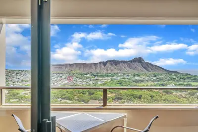 Image de Renovated 2-Bedroom Condo with Ocean Views and Complimentary Parking