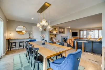 Image de Stylish Spacious Retreat in Skyway - Broadmoor Area w/Mtn Views Park Quiet