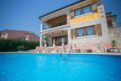Image de Villa avec piscine et terrasse de jardin