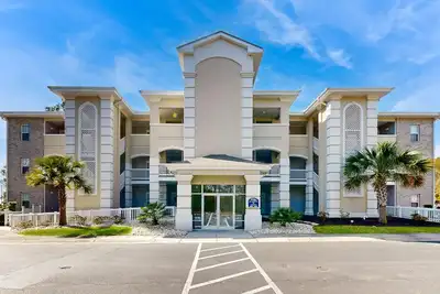 Image de Sunny condo with a pool, balcony, chef's kitchen, beach gear, W/D, & Ac