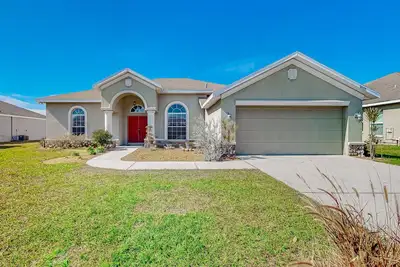 Image de Modernly updated open home with lake view, screened-in patio, grill, Ac, & W/D