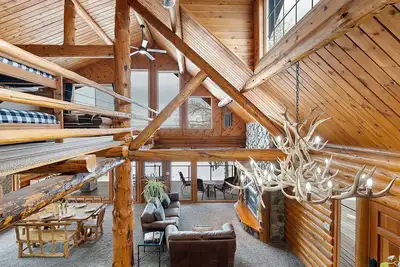 Image de Majestic lake views on 20 private acres with hot tub
