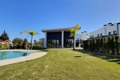 Image de Experience sophistication in this contemporary four-bedroom frontline golf townhouse