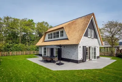 Image de Villa neuve au toit de chaume près de la plage