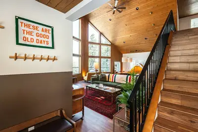 Image de Summer camp is here at Cle Elum Cabin! Featuring a private hot tub, shuffleboard, games galore, fully stocked kitchen and much more!