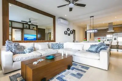 Image de Modern Bliss: 3 Bedroom/3 Bathroom - 2 Masters!