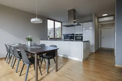 Image de 100 m2 Penthouse mit 3 Schlafzimmer, Grosser Überdachter Terrasse und Bergblick