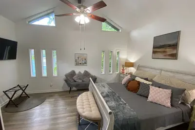 Image de Cotton District | Historic | King Bed