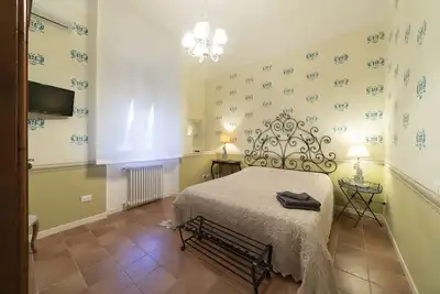 Image de Suite with 2 double or twin rooms near the port and the Venice district.