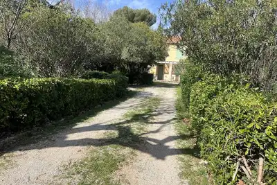 Image de Appartement calme avec jardin à 50m de la plage, WiFi, parking et équipements de qualité