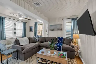 Image de Entire Cottage. 2. 5 blocks 2 beach. Bbq Grill. 4 beach badges.