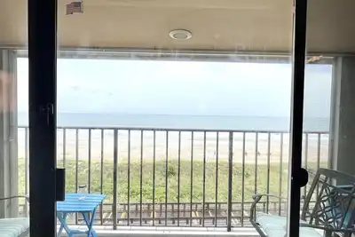 Image de Southern Comfort: On the Boardwalk, Oceanfront, Elevator, Gated, Pools, Parking!