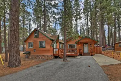 Image de One Block from lake, with a Firepit, Air Hockey Table, and Streaming!