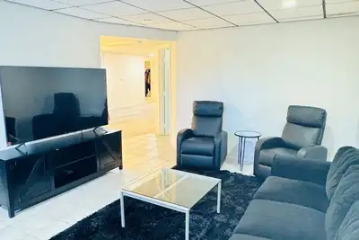 Image de Basement Suite, Separate-entrance in Prime Location