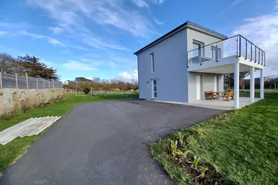 Image de Maison avec vue mer et dans un parc animalier