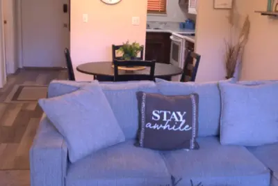 Image de Cozy condo, walking distance to trails, shops, restaurants, fitness center. \n