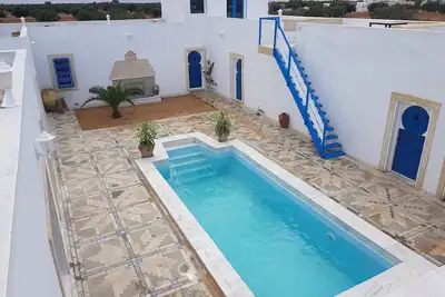 Image de Grande maison meublée avec piscine/6 suites/grand jardin /grande capacité