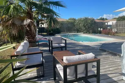 Image de Charme et détente : Villa avec piscine près du lac.
