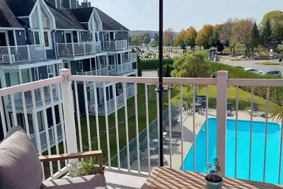 Image de Central & Cozy Lakeview condo within walking distance of Lake Memphremagog.