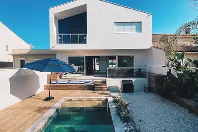 Image de Villa Premium avec piscine à 1 minute à pied de la plage!