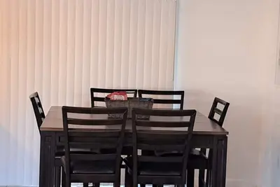Image de This cozy house is family and pet friendly.