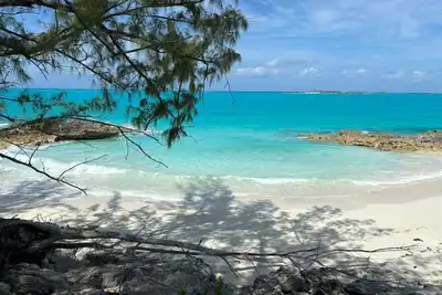 Image de 5 minute away from three breathtaking beaches