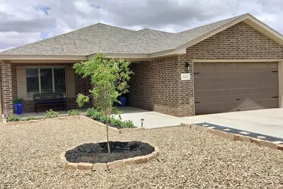 Image de Brand new home with Deluxe Game Room and Bar. Location!