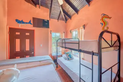 Image de Three bedroom villa. Two private balconies. One full bathroom and 1 1\/2 bath.