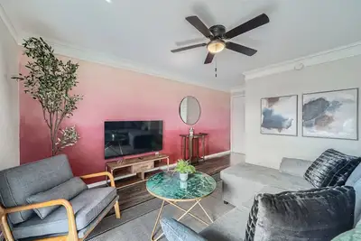 Image de Modern 2b Getaway | W/D, Pool, Prkg |10min > Dtwn