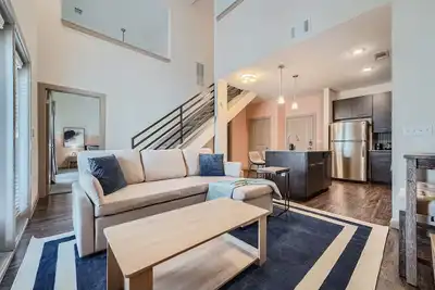 Image de Roomy 2b Loft Getaway | Sleeps 5 | Pool, Gym, Pkg, Pet Wash