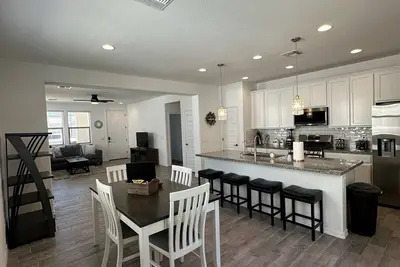 Image de Stunning New Home With Pool