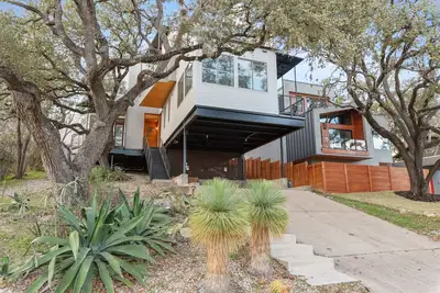 Image de Treetop Townhome - Large Patio & Separate Private Balcony