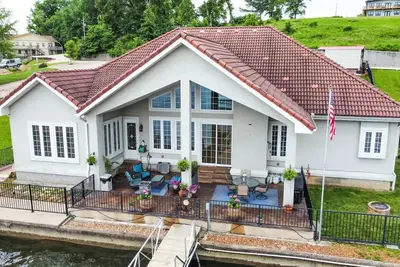 Image de Water's Edge - One Level - 3 King Beds - Gated - Private Dock - Kayaks