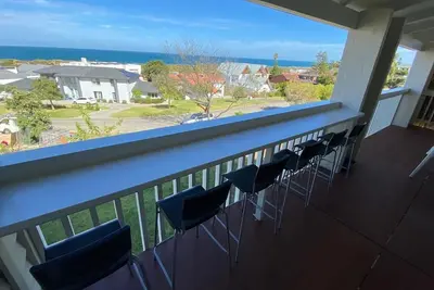 Image de City Beach Home - Dazzling Ocean Views Sleeps 9