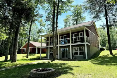 Image de Private, Beautiful Lake Front Home in Prime Location
