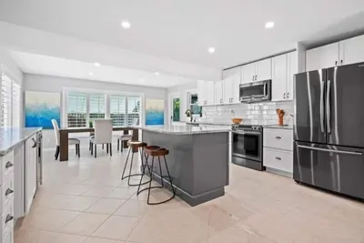 Escape to 5 Palms of Jupiter just minutes from the beach! !