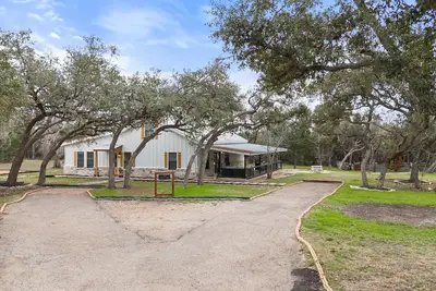 Image de Relaxing family friendly farmhouse minutes from the shops at Wimberley square!