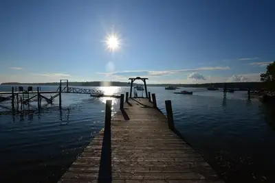 Image de Berry Cottage, private dock, overlooking a sandy beach and bustling harbor