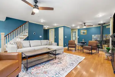 Image de Cozy home with hot tub minutes to downtown Nashua and Shops