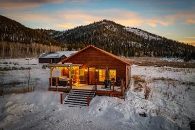 Image de 12 miles to Ynp! Ac! Hot tub! Views! Sleeps 12!