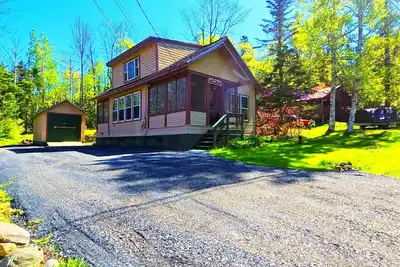 Image de Charming Cabin with Wood Stove, Fire Pit and Porch!