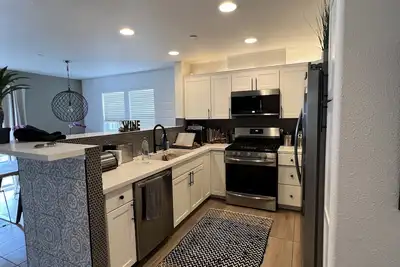 Image de Modern, smart home with all the amenities near downtown 30 day minimum