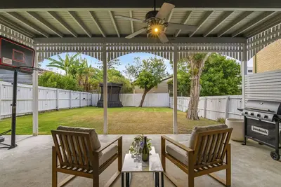 Image de 5 min to Bne City Centre & Next to The Gabba! Unique Character Queenslander Home