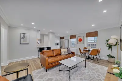 Image de Beautiful 14th Floor Condo w Private Balcony Views